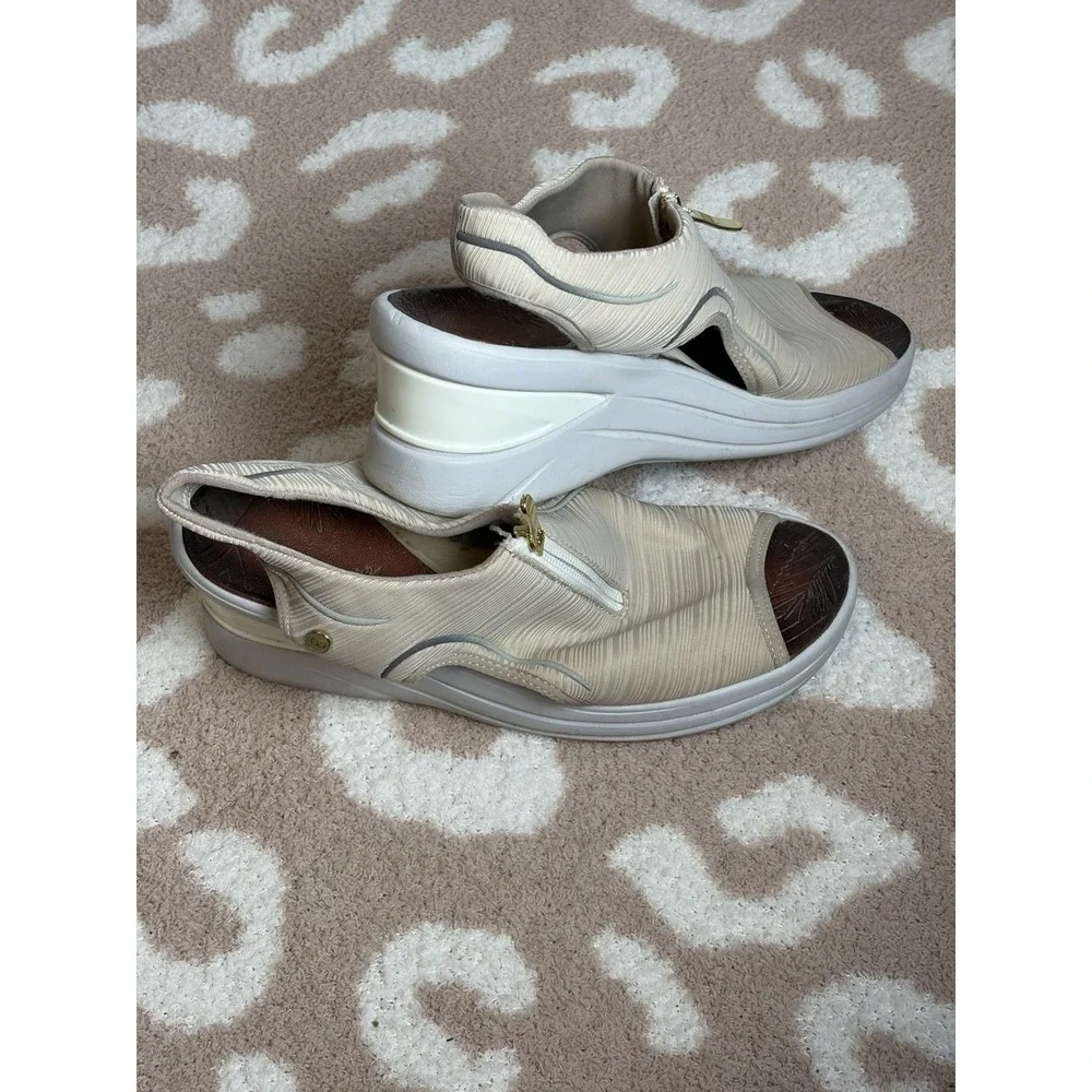 BZees Sandals Womens Vinny Zip Front Beige Wedge Heel Comfort, 9.5m
